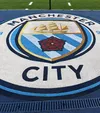 Emblema lui Manchester City, la marginea terenului, pe stadionul „Etihad”. Foto: Imago