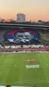 Suporterii Stelei Roșii Belgrad au afișat un mesaj controversat în memoria lui Ratko Mladić, înaintea derby-ului cu Partizan. Foto: captură X / @crvenazvezdafk