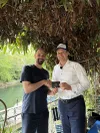 Thomas Muller (stânga) și Hendrik Klein (dreapta) bat palma pentru noul parteneriat (foto: LinkedIn/Thomas Muller)