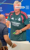 Cadoul neobișnuit primit de Jose Mourinho la finalul conferinței. Foto: captură X/@DAZN_ES