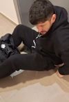 Cristi Tănase, filmat în 2024 în timp ce se afla întins pe jos, într-o scară de bloc. Foto: captură Orange Sport
