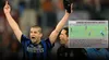 „Românul Chivu sărbătorește victoria în Cupa Italiei la finalul meciului disputat miercuri seara pe stadionul Olimpico, apoi se întoarce spre suporterii Romei și face un gest urât. Ieri, fundașul, care a jucat pentru Roma între 2003 și 2007, și-a cerut oficial scuze pe site-ul clubului Inter”. Captură foto Gazzetta dello Sport