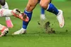 Așa au sărit brazdele la Hapoel - Dinamo Zagreb în Giulești. Foto: Imago