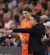 Van Bommel și selecționerul Xavi, înainte ca Ruben să intre în joc. Foto: Imago