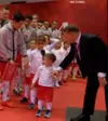 Kulesza (dreapta) a apărut pe tunel și i-a cerut lui Lewandowski să ia alt copil cu el. Băiatul care era deja de mână cu căpitanul a fost schimbat. Foto: captură video