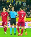 Cartonașul galben primit de Lewandowski luni seară. Foto: Imago