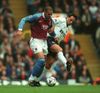 Ramon Vega (dreapta), în tricoul lui Tottenham, duel în Premier League cu Stan Collymore (Aston Villa). Foto: Imago