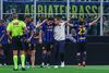 Chivu și Jones, discuție în timpul meciului. Foto: Imago