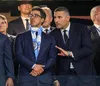 Șeicul miliardar Mansour Al-Nahyan (stânga), vicepreședintele și vicepremierul Emiratelor Arabe Unite, este patronul lui Manchester City din 2008. Lângă el, Khaldoon Al-Mubarak, președintele lui City. Foto: Imago
