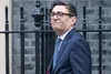 Andy Burnham, șeful Guvernului britanic, la Londra, în fața clădirii biroului său din 10 Downing Street Foto: Imago