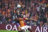 Osimhen, copleșit de Gerard Martin la Galatasaray - Barcelona 1-4. Foto: Imago
