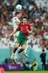 Jose Maria Gimenez (stânga), duel aerian cu Joao Felix la 0-2 cu Portugalia (CM 2022). Foto: Imago