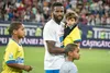 Fernando Varela, după câștigarea Cupei, cu cei trei copii. Gustavo era în stânga. Foto: Imago