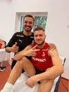Pușcaș își continuă recuperarea, aici alături de fizioterapeutul Rodrigo Evangelisti. FOTO instagram.com/puski96