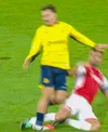 Accidentare horror pentru Olaru!   FOTO:  Mijlocașul român,  izbit violent  de un adversar în Europa League. A părăsit terenul scuipând sânge