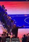 Lebron James și-a continuat încălzirea în timpul imnului SUA Foto captură VIDEO X .jpg