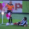 Diego Rossi a lovit accidental arbitrul asistent la executarea unui corner. Foto: captură X @futbolarena