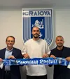 Răzvan Sava (centru), după ce a semnat transferul de la Udinese la Universitatea Craiova, unde are contract până în 2030, alături de agenții Letterio Pino (stânga) și Giampaolo Marcheggiani (dreapta), de la ElevenElite.