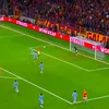 Mertens aruncă balonul în careu, iar Drăgușin, lent, îl scapă pe vârful lui Galatasaray