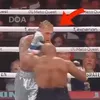 Mike Tyson se abține să îl lovească pe Jake 2/3 (Captură: X)