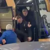 Provocați de fanii lui AEK, oficialii lui PAOK au răspuns. Răzvan Lucescu a vrut să iasă din autocar și a căzut de pe scară, peste alți secunzi