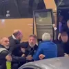 Provocați de fanii lui AEK, oficialii lui PAOK au răspuns. Răzvan Lucescu a vrut să iasă din autocar și a căzut de pe scară, peste alți secunzi