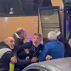 Provocați de fanii lui AEK, oficialii lui PAOK au răspuns. Răzvan Lucescu a vrut să iasă din autocar și a căzut de pe scară, peste alți secunzi