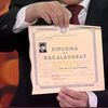 Nicușor Dan și-a prezentat diploma de BAC, după informațiile false apărute în mediul online/ Foto: Digi 24.jpeg