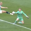 Momentul în care Dean Henderson atinge mingea cu mâna în afara careului. FOTO: captură BBC