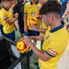 Jucătorii României U19, întâlnire cu fanii înainte de debutul la Campionatul European/ Foto: Facebook @Echipa Națională de fotbal a României.jpg