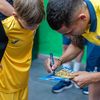 Jucătorii României U19, întâlnire cu fanii înainte de debutul la Campionatul European/ Foto: Facebook @Echipa Națională de fotbal a României.jpg