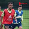 Cătălin Cîrjan la Arsenal, cu Aubameyang. Captură 48TV