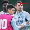Cătălin Cîrjan la Arsenal, cu Xhaka. Captură 48TV