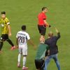 Vladimir Weiss, antrenorul lui Slovan Bratislava, a vrut să sară la Serdar Gozubuyuk după ce arbitrul olandez l-a eliminat