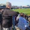 Marcelo Bielsa, în mijlocul fanilor la un meci din Uruguay