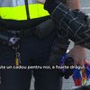 Un polițist de la Daventer a primit un tricou și un fular cu FCSB, înaintea meciului cu Go Ahead Eagles / FOTO: Prima Sport 1