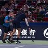 Jannik Sinner, ajutat să iasă de pe teren în Shanghai. Foto: captură „X”, @TheTennisLetter