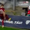 Petrolul - CFR Cluj. Șfaiț dărâmă laptopul unui fotoreporter. Foto - captură Prima Sport
