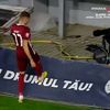Petrolul - CFR Cluj. Șfaiț dărâmă laptopul unui fotoreporter. Foto - captură Prima Sport