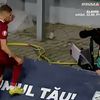 Petrolul - CFR Cluj. Șfaiț dărâmă laptopul unui fotoreporter. Foto - captură Prima Sport