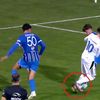 Momentul în care Nechifor blochează balonul care ricoșează ulterior la Mitrov, aflat în poziție de ofsaid. Foto - captură Prima Sport
