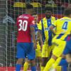 Paul Papp, lovit de Graovac în meciul FCSB - Petrolul 1-1. Foto: Capturi, Prima Sport