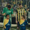 Modul cum Ederson a comunicat cu o fetiță surdă înaintea meciului dintre Fenerbahce - Galatasaray. Foto: Captură X/Fenerbahce SK