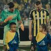 Modul cum Ederson a comunicat cu o fetiță surdă înaintea meciului dintre Fenerbahce - Galatasaray. Foto: Captură X/Fenerbahce SK