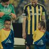 Modul cum Ederson a comunicat cu o fetiță surdă înaintea meciului dintre Fenerbahce - Galatasaray. Foto: Captură X/Fenerbahce SK