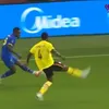 Penalty-ul comis de Baba Alhassan în Uganda - Tanzania 1-1. Foto: Captură YouTube/TV3 Tanzania