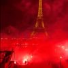 40 de suporteri ai celor de la PSG au fost reținuți de poliție după ce au aprins torțe și fumigene la Turnu Eiffel Foto X .jpeg