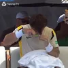Camilo Ugo Carabelli se tunde de unul singur în mijlocul meciului. Foto: Captură „X”, @TennisTV