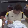 Camilo Ugo Carabelli se tunde de unul singur în mijlocul meciului. Foto: Captură „X”, @TennisTV