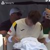 Camilo Ugo Carabelli se tunde de unul singur în mijlocul meciului. Foto: Captură „X”, @TennisTV